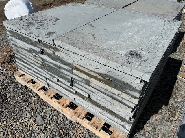 Lot #11: 1 pallet 1.5" Bluestone Patio Kit